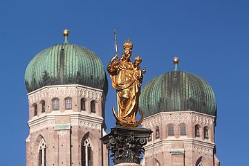 Mariensäule mit Türmen des Münchner Liebfrauendoms im Hintergrund