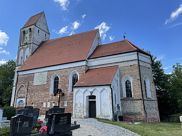 Usterlinger Kirche bei Landau a.d. Isar, im Innern kostbarer Altar