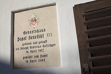 Plakette am Geburtshaus von Papst Benedikt XVI.