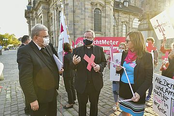 Bei der vergangenen Bischofsversammlung in Fulda überreichte die Katholische Frauengemeinschaft Deutschlands (kfd) den Bischöfen Bätzing und Bode einen symbolträchtigen 