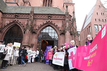 Beim Auftakt zum Synodalen Weg Anfang 2020 demonstrierten Frauen vor dem Frankfurter Dom.