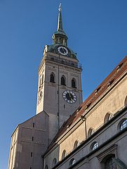 Acht Uhren und rund 300 Stufen machen den Turm von St. Peter zu einem Wahrzeichen Münchens.