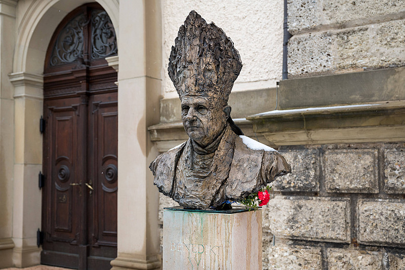Bronzebüste Papst Benedikt XVI  vor der katholischen Kirche St. Oswald  Traunstein
