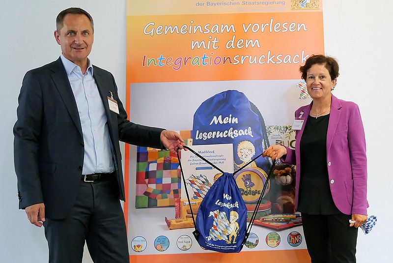 Stefan Eß und Integrationsbeauftragte Gudrun Brendel-Fischer mit dem neuen Integrationsrucksack