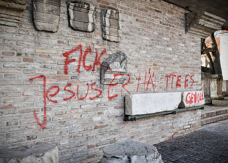 Schriftzug "Fick Jesus! Er hätte es gewollt!" an einer Wand vor dem Augsburger Dom 