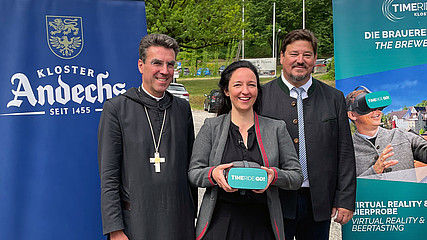 Abt Johannes Eckert, Lisa Schulz von Time Ride und Brauerei-Betriebsleiter Alexander Reiss
