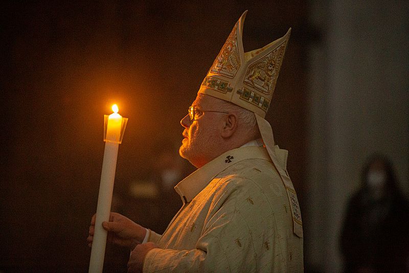 Kardinal Reinhard Marx mit Kerze in der Hand