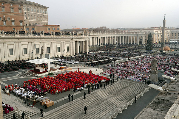 Blick auf den vollen Peterplatz während der Totenmesse