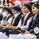 Ordensfrauen sitzen in einer Reihe nebeneinander