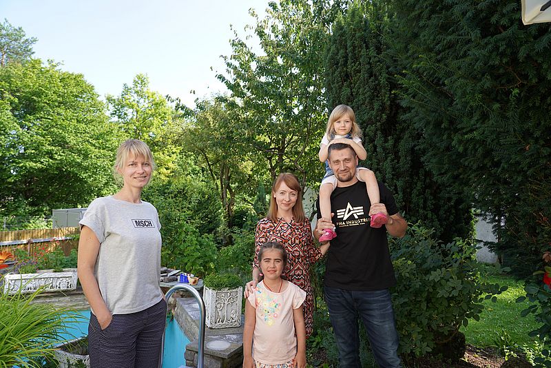Katharina Kreppold und Familie Maslo im Garten