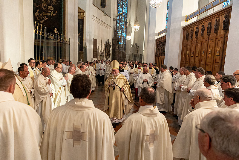 Kardinal Marx umgeben von Geistlichen