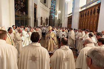 Kardinal Marx umgeben von Geistlichen