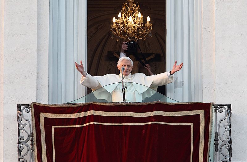 Papst Benedikt XVI. breitet auf dem Balkon von Castelgandolfo die Arme aus. 