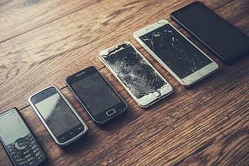 Reihe von alten Handys