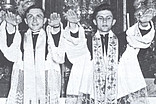 Joseph Ratzinger (rechts) mit seinem Bruder Georg bei ihrer Primiz am 8. Juli 1951 in Traunstein. 