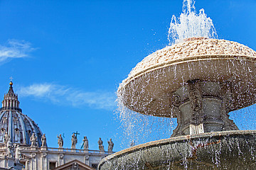 Im Zentrum der katholischen Kirche: Springbrunnen und Kuppel des Petersdoms in Rom