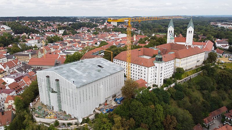 Eingehüllt um für die Zukunft bewahrt und weiter entwickelt zu werden: Das Diözesanmuseum auf dem Freisinger Domberg.
