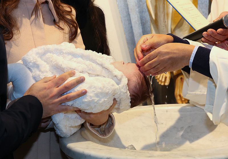 Baby wird getauft