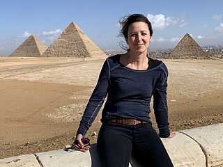 Frau vor Pyramiden