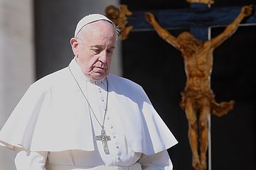 Papst Franziskus vor Kreuz