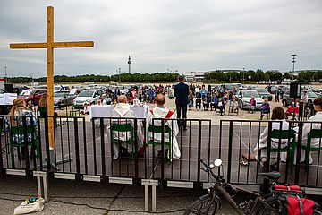 Blick von der Rückseite der Bühne auf die Autos und Besucher