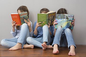 Harry Potter Bücher lesende Mädchen