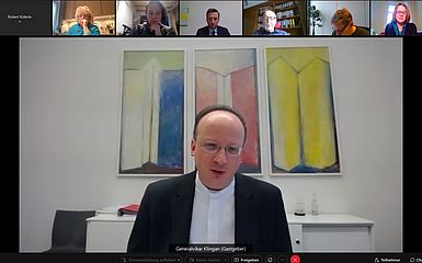 Generalvikar Christoph Klingan spricht auf der virtuellen Pressekonferenz zum Gesamtstrategieprozess in der Erzdiözese.