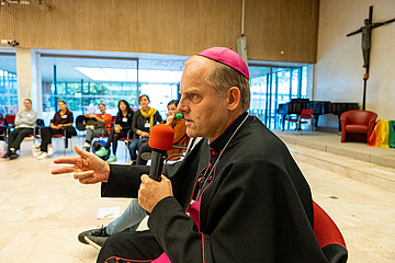Augsburger Weihbischof Florian Wörner in Diskussion mit Teilnehmerinnen und Teilnehmern des Jugendgipfels