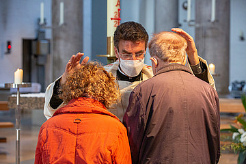 Abt Johannes Eckert legt einem Paar zur Segnung andeutungsweise die Hände auf. 