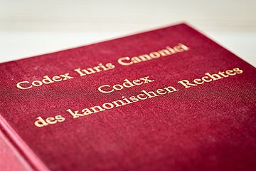 Der rote Buchdeckel des Codex Iuris Canonici (CIC), 