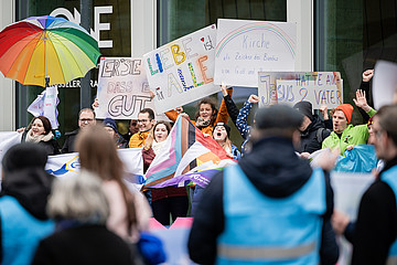 Kirchliche Reformbefürworter wie -gegner demonstrieren vor dem Tagungsort an der Frankfurter Messe.