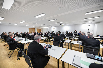 Bischöfe sitzen im Tagungsraum bei der Eröffnung der Frühjahrsvollversammlung der Deutschen Bischofskonferenz 