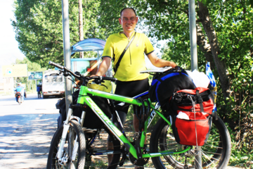 Pfarrer Herwig Hoffmann mit Fahrrad