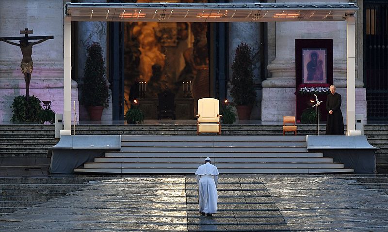 Papst Franziskus zu Ostern 2020 am menschenleeren Petersplatz.