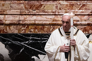Papst Franziskus mit Osterkerze in der Osternacht 2021 im Petersdom