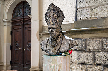 Die Büste des verstorbenen Papstes Benedikt XVI. vor der Kirche St. Oswald in Traunstein.