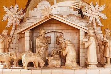 Zu setzten ist eine Holzkrippe mit dem Jesuskind, Maria und Josef im Stall. 