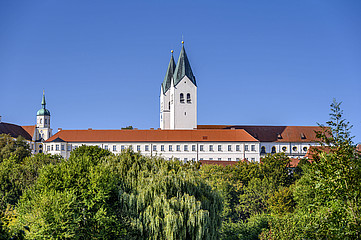 Blick auf den Freisinger Domberg: Gebäude mit zwei spitzen Türmen.  