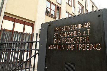 Eingang zum Priesterseminar St. Johannes der Täufer der Erzdiözese München und Freising