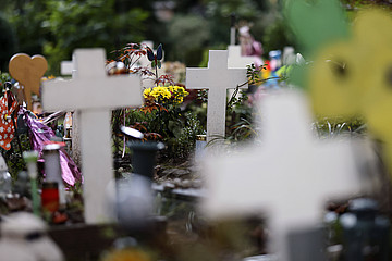 Windspiele, Blumen und Spielzeuge schmücken Kindergräber auf dem Melaten-Friedhof in Köln. 