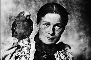 Ellen Ammann mit Papagei auf der Schulter