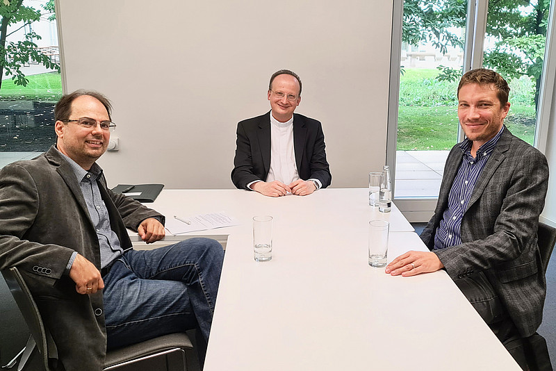 Florian Ertl (links) und Joachim Burghardt (rechts) im Gespräch mit Generalvikar Christoph Klingan