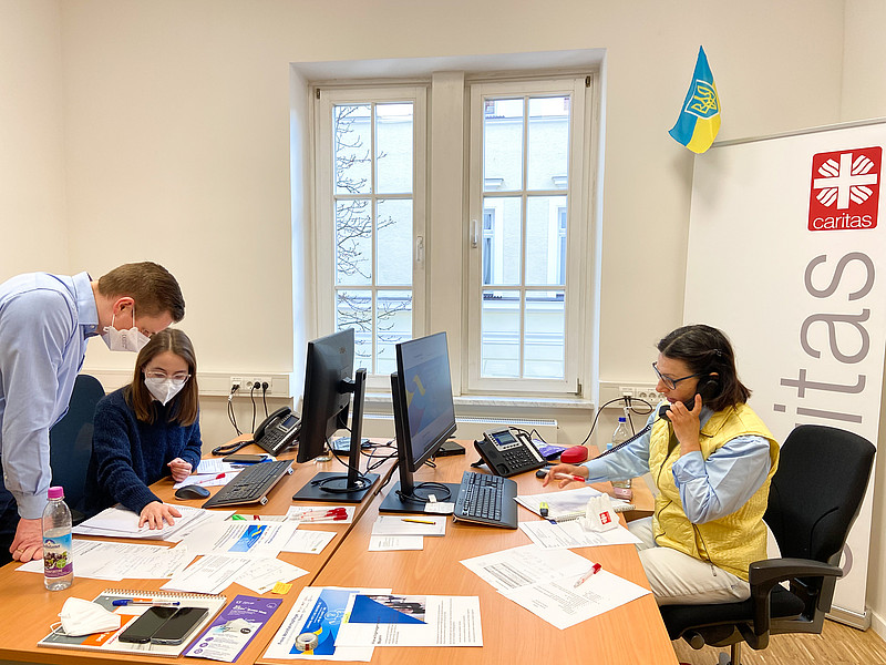 Mitarbeiter der Caritas im Büro der Ukraine-Hotline-Bayern