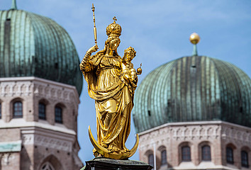Goldene Marienfigur vor den Türmen des Münchner Liebfrauendoms