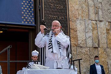 Rabbiner Shmuel Aharon Bodman bläst das Widderhorn