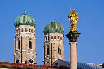 Die Mariensäule vor den Türmen des Münchner Liebfrauendoms