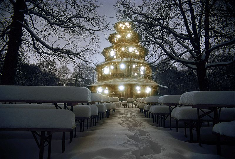 Chinesischer Turm im Schnee