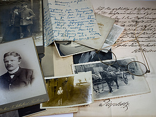 Vergilbte Bilder und alte, handgeschriebene Dokumente