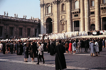 Petersplatz mit Konzilsvätern und Zuschauern