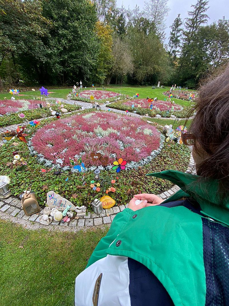 Einmal im Monat besucht Petra Meyer ihr Sternenkind Eleni in der Grabanlage "Schmetterling" am Münchner Waldfriedhof.